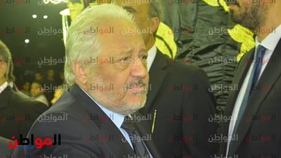صور| خالد ذكي يصل مسجد عمر مكرم لتقديم العزاء في الراحل حمدي قنديل 