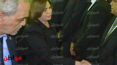 صور| إلهام شاهين تقدم العزاء في الراحل حمدي قنديل