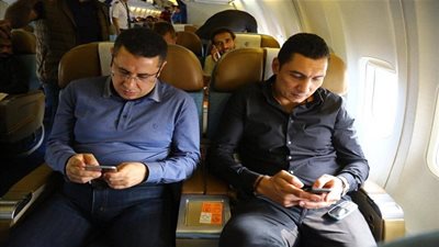 فيديو.. وصول الكفراوي وجوهر نبيل لمطار القاهرة للتوجه إلي تونس