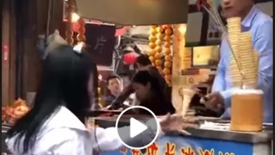هنلعب مع بعض .. فتاة ترد بقوة على مقلب من بائع أيس كريم 