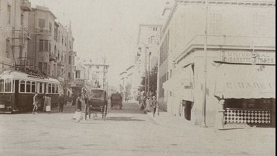 حكاية صورة| شارع عماد الدين في القاهرة سنة 1916 .. برودواي مصر