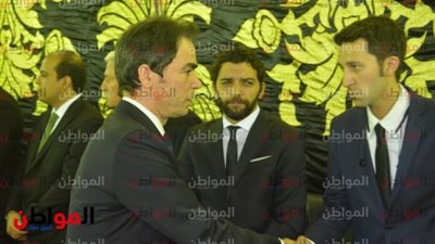 صور| أحمد المسلماني يقدم العزاء في الراحل حمدي قنديل 