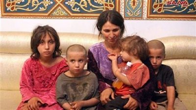 شاهد.. لحظة تحرير الفتيات المختطفات في السويداء من أيدي داعش
