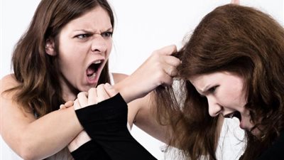 وصلت للضرب والشتايم.. تفاصيل مشاجرة بين سيدات كويتيات ومصريات 