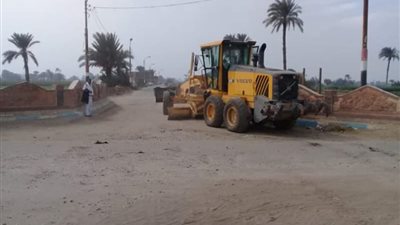 رفع 100 طن من نواتج الحفر وتطهير الترع بمركز سمسطا في بني سويف