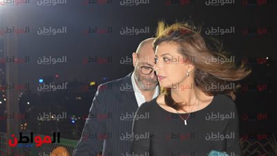 صور .. في حفل شرفت مصر .. تصرف عادل أديب وزوجته يطغى على أناقتها