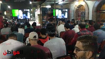 صور .. الأهلاوية يتوافدون على مقهى لاعب الزمالك السابق لمتابعة مواجهة الترجي