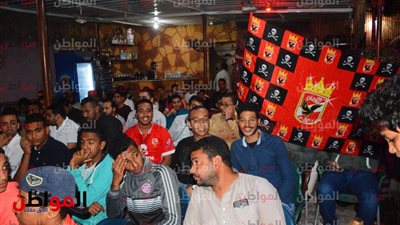 صور| مقاهي أسوان تتزين باللون الأحمر والجماهير يرفعون شعار.. التاسعة يا أهلي