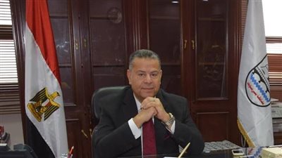 محافظ بني سويف يطمئن على فتاة أجرت عملية جراحية لزرع قرنية بعينها