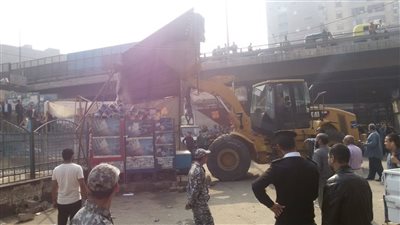 صور| رئيس حى المطرية يقود حملة اشغالات مكبرة على ميدان المطرية ومحطات المترو 