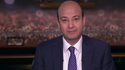 عمرو أديب  للخطيب بعد إخفاء الميدالية في جيبه: كدة غلط 