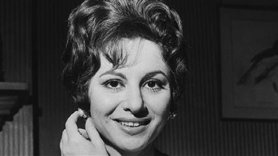 صور لا تنسى | لحظة فوز الفنانة فاتن حمامة بجائزة الأناقة عام 1956