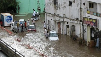 فيديو| الكويت تغرق .. سيول وأمطار غزيرة تجتاح الشوارع والمنازل 