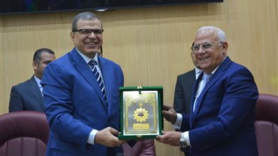 وزير القوى العاملة يهدي درع الوزارة لمحافظ بورسعيد والعاملين بحقل ظهر للغاز