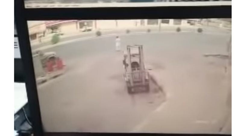  سيارة  تدهس رجلا