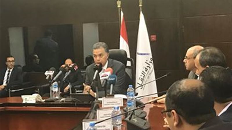 وزير النقل يتعاقد