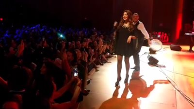 شاهد فستان نانسي عجرم العاري يضعها في مأزق .. والمغردون :البلد اللى محدش يعرفك فيها شلح