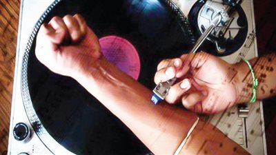عندما تكون الموسيقى استروكس .. تصبح الأذن طريقًا للإدمان 