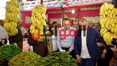 صور.. محافظ الشرقية يفتتح معرضاً للمواد الغذائية بميدان التحرير
