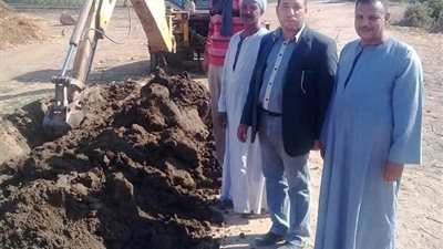 صور.. تفاصيل توصيل خط مياه شرب بطول 500 متر في سوهاج