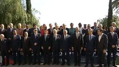 عاجل.. صورة تذكارية للمشاركين في قمة حول ليبيا