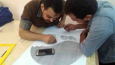صور.. إنتاج 1800 قطعة ملابس للعاملين بشركة مياه الشرب في سوهاج