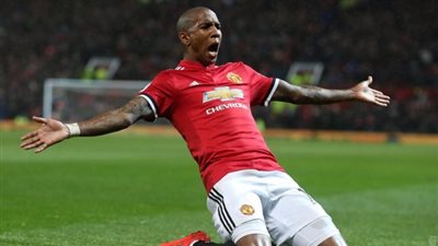 مانشستر يونايتد يطالب أشلي يونج بالبقاء