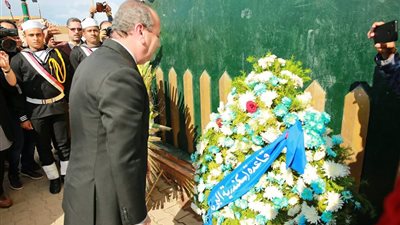 محافظ كفرالشيخ يضع اكليل الزهور على النصب التذكاري لمعركة البرلس البحرية