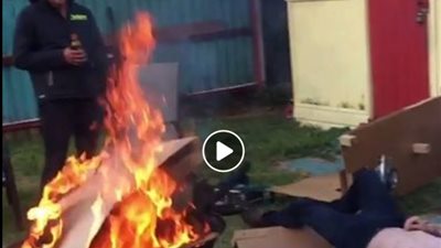 فيديو| تعيش وتاخد غيرها.. سقوط مضحك لشاب حاول التزحلق 