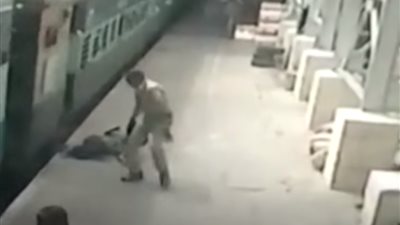 فيديو| شرطي ينقذ امرأة من تحت عجلات القطار.. راجل 