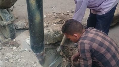 صور| مد كابلات جديدة لتقوية الإنارة بحي شبرا