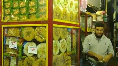 فيديو | بائعو حلوى المولد: السوريون غيروا السوق والعروسة صارت فُرْجة
