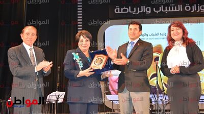 صور| وزير الرياضة يكرم فردوس عبد الحميد فى ختام مهرجان 