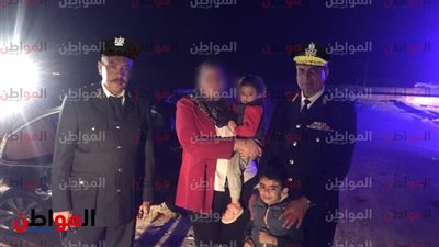 صور .. انتشال سيدة ضلت الطريق مع نجليها في صحراء القاهرة الجديدة