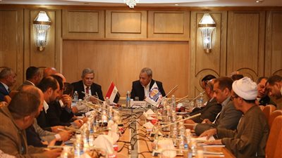 محافظ قنا يناقش موقف مشروعات مياه الشرب والصرف الصحي الجاري تنفيذها 