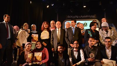 صور| وزير الشباب والرياضة يكرم الفنانين المتميزين في مهرجان مسرح الهواة