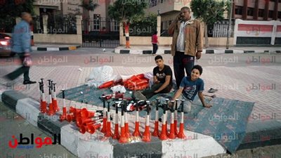صور .. انتشار بائعي الأعلام داخل ميدان الإستاد في دمنهور 