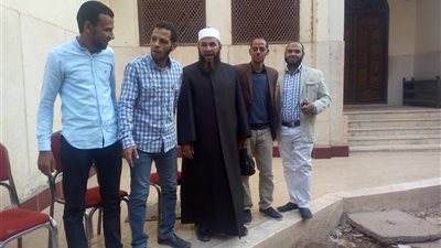 صور.. أصدقاء بنك الدم بسوهاج تنظم قافلة طبية لأهالي المنشأة