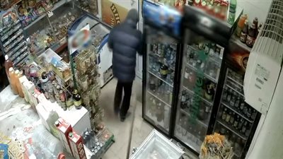 فيديو| مقشة تنقذ متجر من السرقة  .. كيف أنقذته ؟