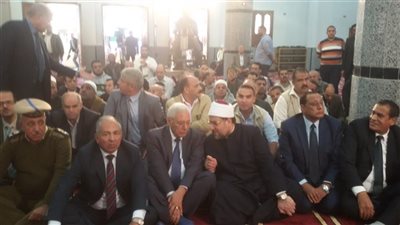 صور.. محافظ الدقهلية المسيحي يحضر خطبة الجمعة مع وزير الأوقاف