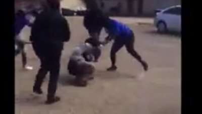 فيديو| أيه ده مالكم .. مشاجرة بين أشخاص تنتهي بمصيبة 