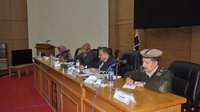 محافظ الوادي الجديد يوجه بحصر ماكينات الصرف الآلي لزيادة أعدادها