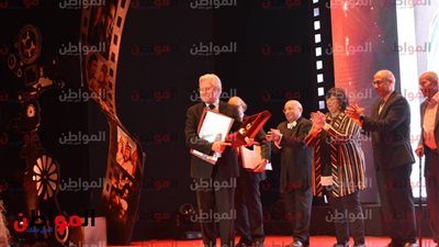 صور| تكريم حسين فهمى فى ختام المهرجان القومي للسينما المصرية 