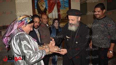 اسعد غيرك.. قبطي ومسلمة يوزعان حلوى المولد بمساجد وكنائس بورسعيد