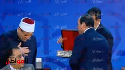 على غير العادة .. كتب من تأليف وزير الأوقاف هدية إلى الرئيس بدلا من المصحف 