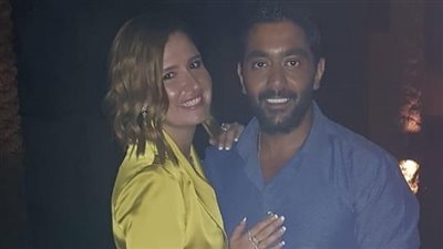 الحب ولع في  الدرة...  أحمد فلوكس يحمل هنا شيحه 