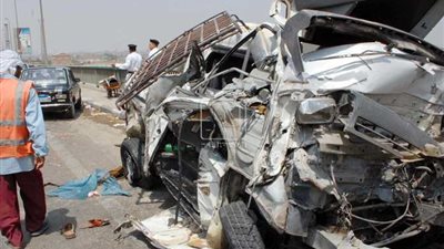 صدام سيارة بسور كوبري السيدة عائشة يشل الحركة المرورية 
