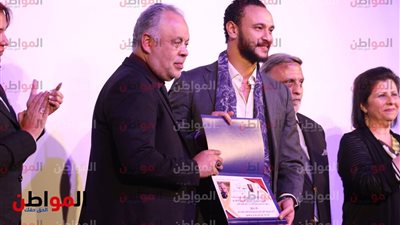 صور| نجل خالد صالح يتسلم تكريم والده من أكاديمية الفنون 