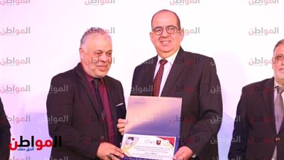 صور| محمد التاجى يتسلم تكريم جده عبد الوارث عسر باحتفالية 