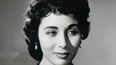 صور لاتنسى | شاهد هاميس السينما المصرية لبنى عبد العزيز في الطفولة
